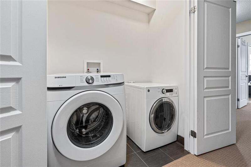 DESIRABLE 2-STRY TWN IN SOUGHT AFTER GRIMSBY ON-THE-LAKE