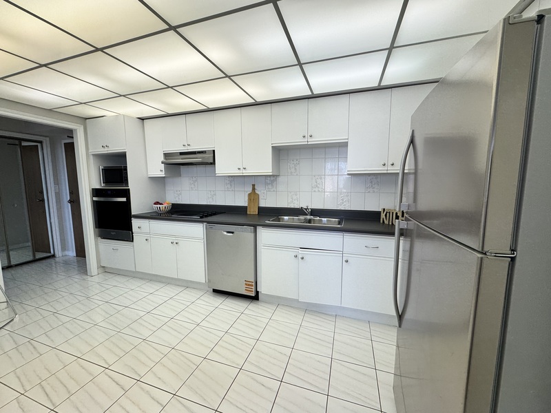 SOUGHT AFTER BUILDING IN STONEY CREEK!