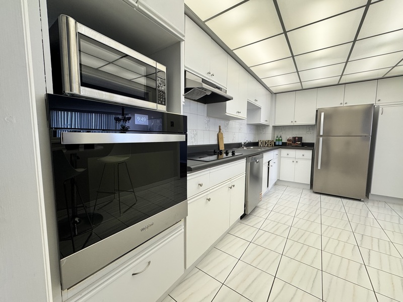 SOUGHT AFTER BUILDING IN STONEY CREEK!