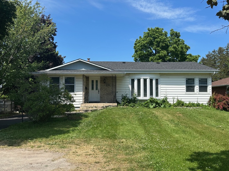 INVESTMENT OPPORTUNITY IN 3 UNIT MULTI-PLEX!