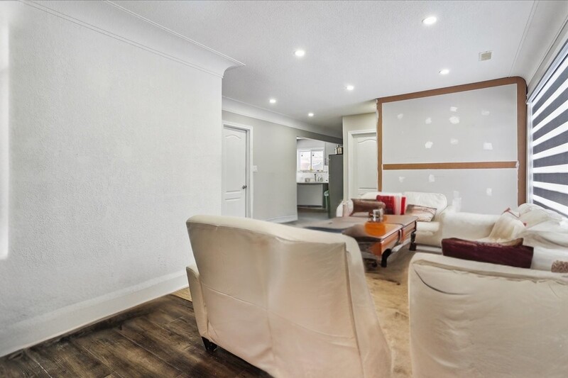 INVESTMENT OPPORTUNITY IN 3 UNIT MULTI-PLEX!