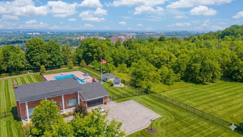 BEAUTIFUL RENOVATED HOME WITH A STUNNING BACKYARD!