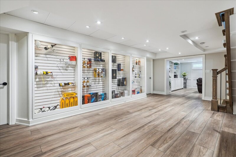 BEAUTIFUL RENOVATED HOME WITH A STUNNING BACKYARD!