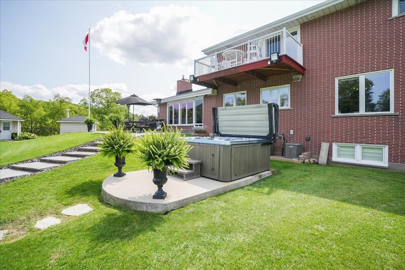 BEAUTIFUL RENOVATED HOME WITH A STUNNING BACKYARD!