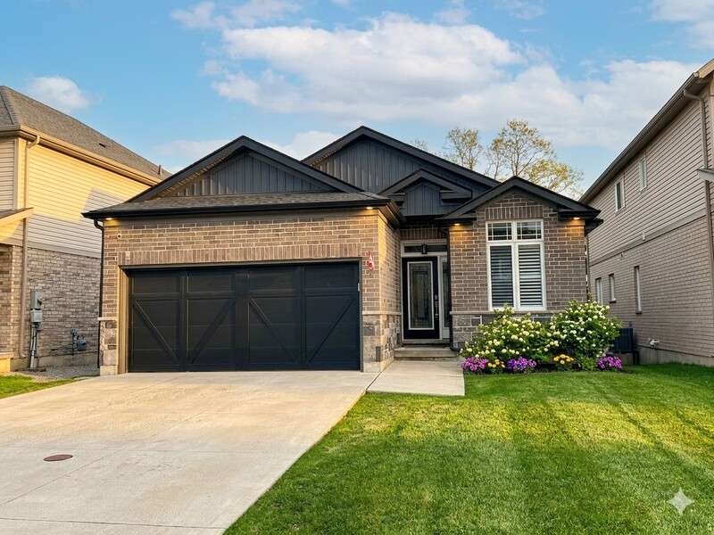 AMAZING FINISHES IN THIS WELLAND BUNGALOW!