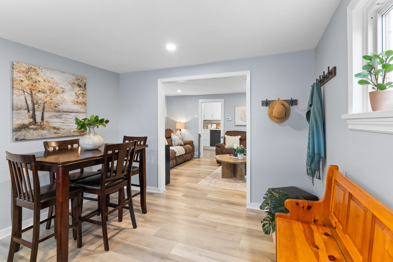 FAMILY HOME IN WELLAND WITH LARGE GARAGE!