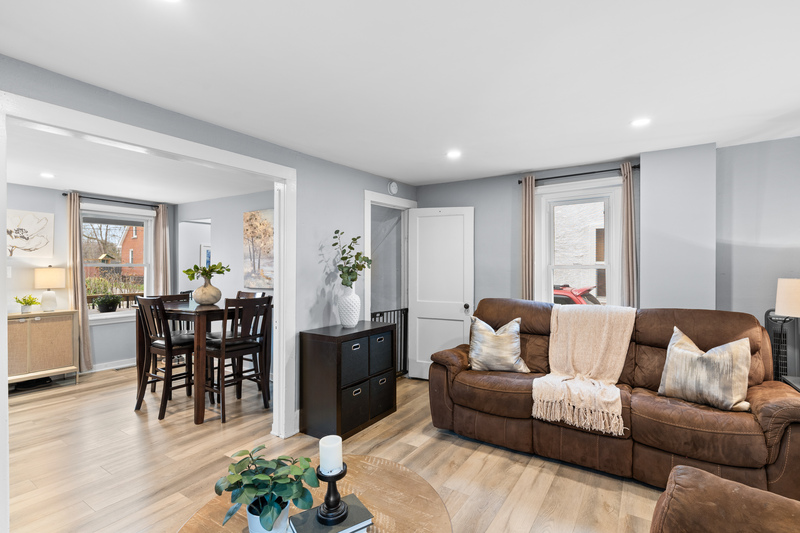 FAMILY HOME IN WELLAND WITH LARGE GARAGE!