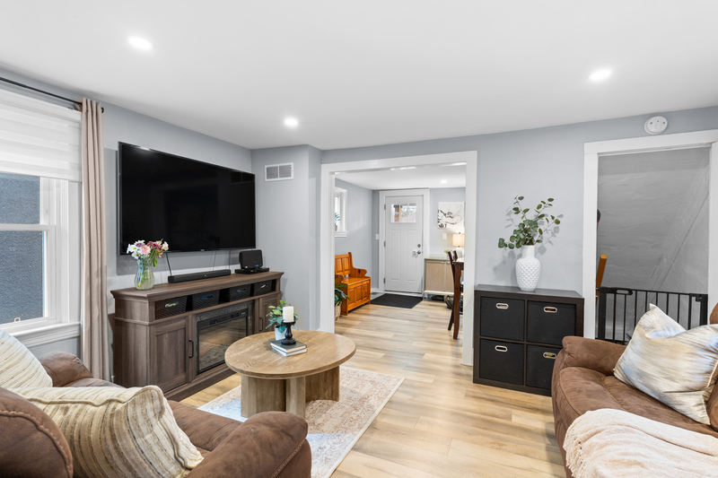 FAMILY HOME IN WELLAND WITH LARGE GARAGE!