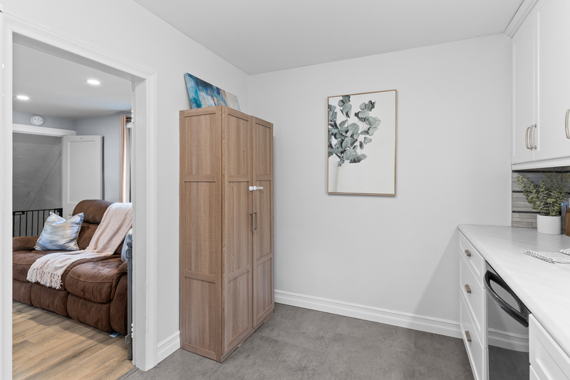 FAMILY HOME IN WELLAND WITH LARGE GARAGE!