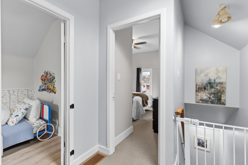 FAMILY HOME IN WELLAND WITH LARGE GARAGE!