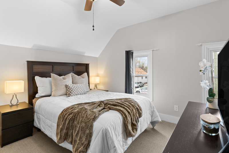 FAMILY HOME IN WELLAND WITH LARGE GARAGE!