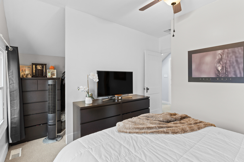 FAMILY HOME IN WELLAND WITH LARGE GARAGE!