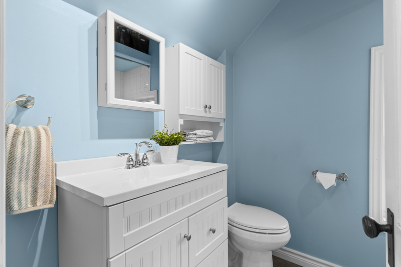 FAMILY HOME IN WELLAND WITH LARGE GARAGE!