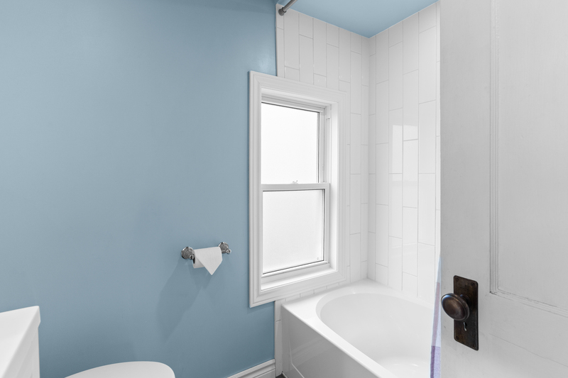 FAMILY HOME IN WELLAND WITH LARGE GARAGE!