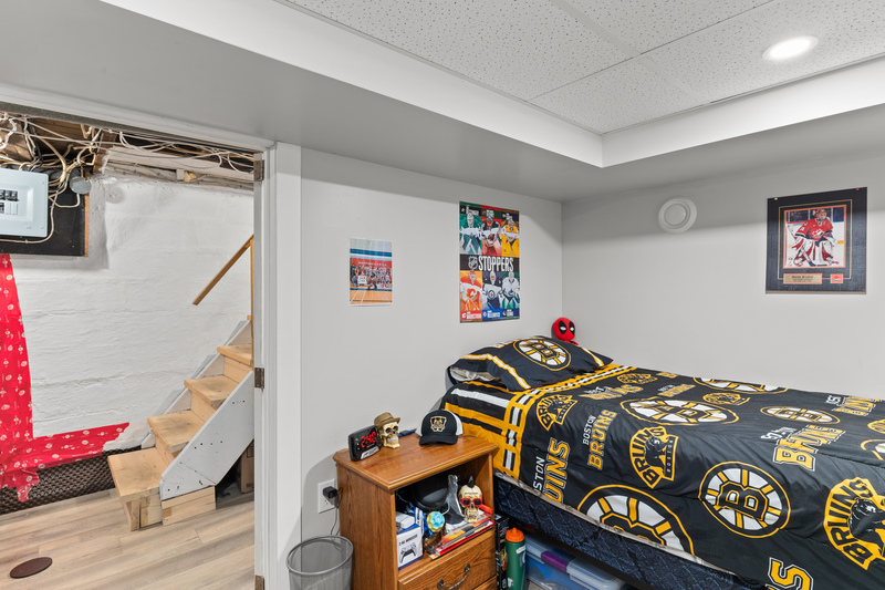 FAMILY HOME IN WELLAND WITH LARGE GARAGE!