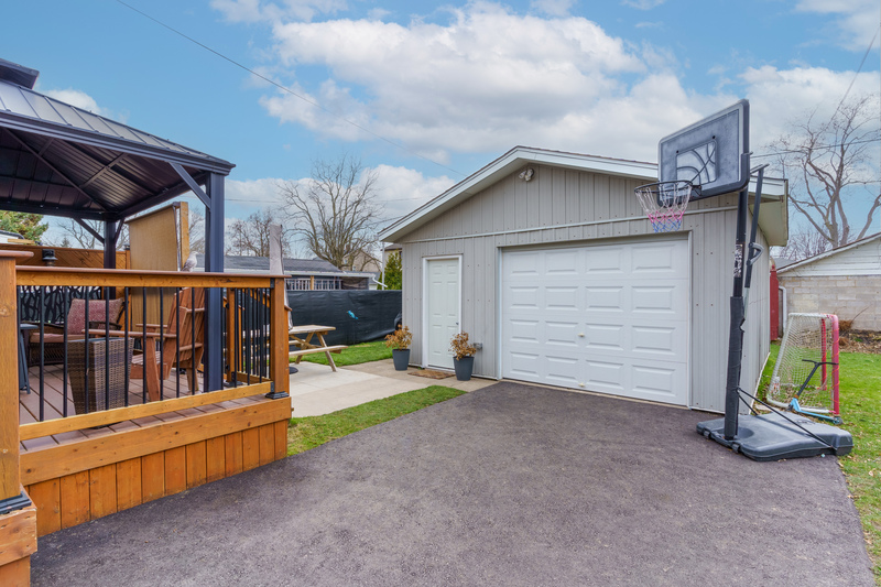 FAMILY HOME IN WELLAND WITH LARGE GARAGE!