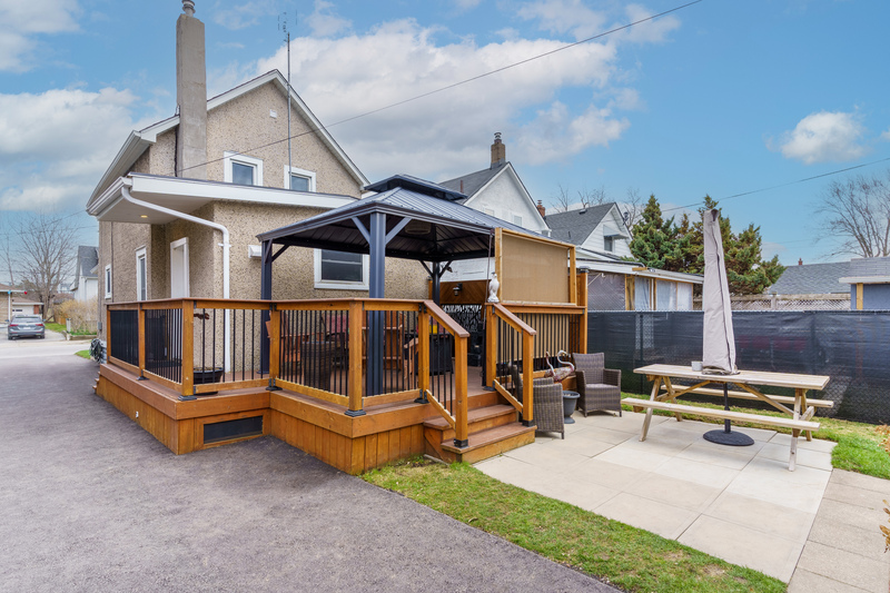 FAMILY HOME IN WELLAND WITH LARGE GARAGE!