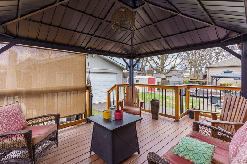 FAMILY HOME IN WELLAND WITH LARGE GARAGE!