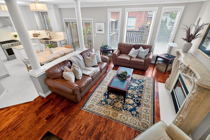 STUNNING LARGE FAMILY HOME IN OAKVILLE!