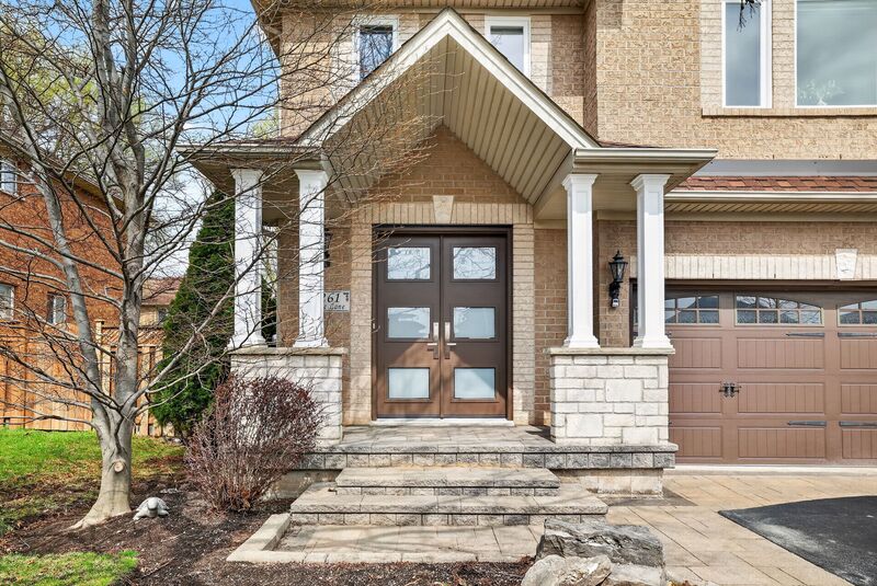 STUNNING LARGE FAMILY HOME IN OAKVILLE!