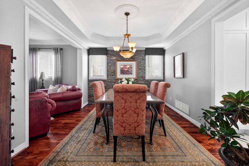 STUNNING LARGE FAMILY HOME IN OAKVILLE!