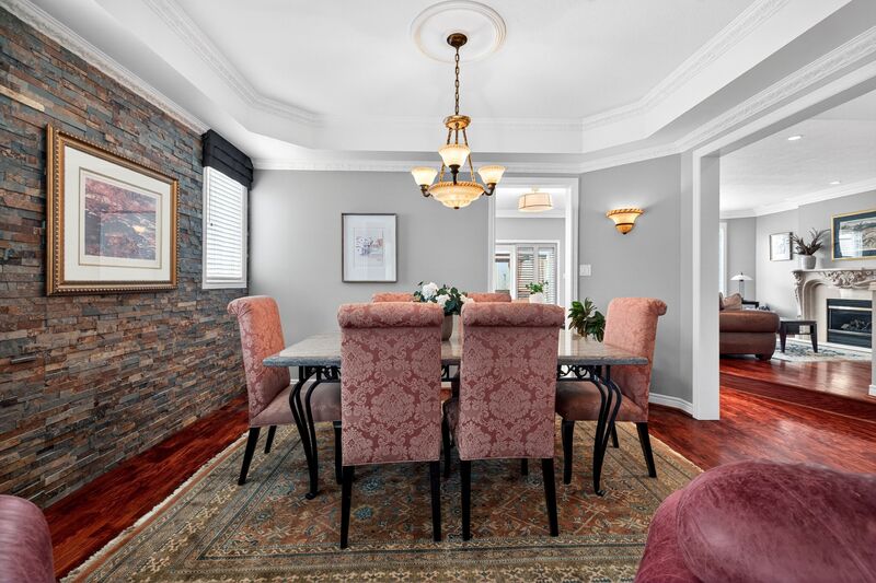 STUNNING LARGE FAMILY HOME IN OAKVILLE!