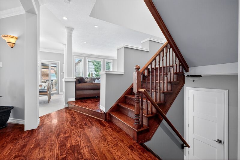 STUNNING LARGE FAMILY HOME IN OAKVILLE!