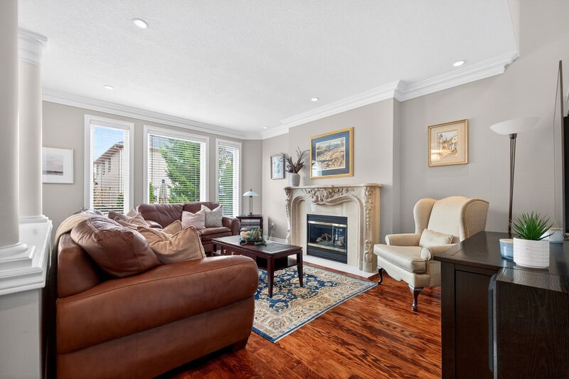 STUNNING LARGE FAMILY HOME IN OAKVILLE!