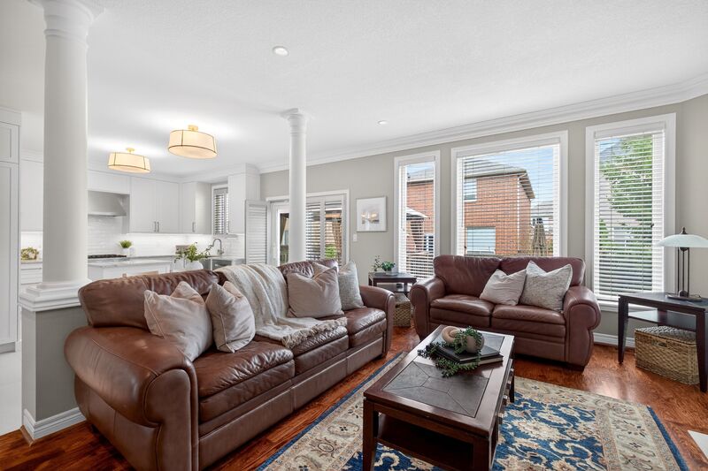 STUNNING LARGE FAMILY HOME IN OAKVILLE!