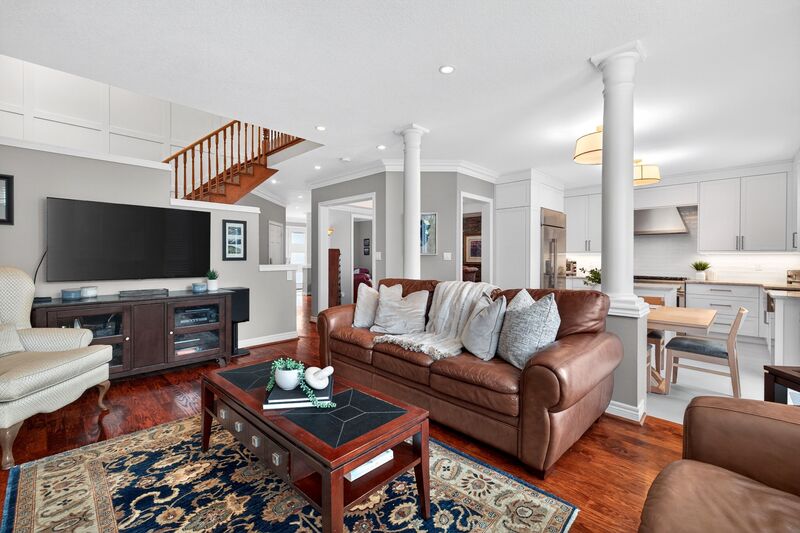 STUNNING LARGE FAMILY HOME IN OAKVILLE!