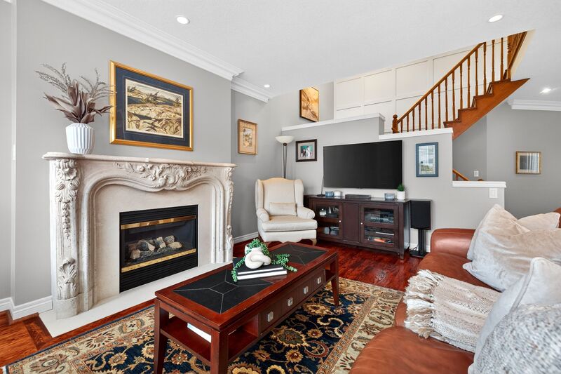 STUNNING LARGE FAMILY HOME IN OAKVILLE!