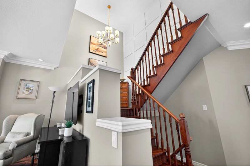 STUNNING LARGE FAMILY HOME IN OAKVILLE!