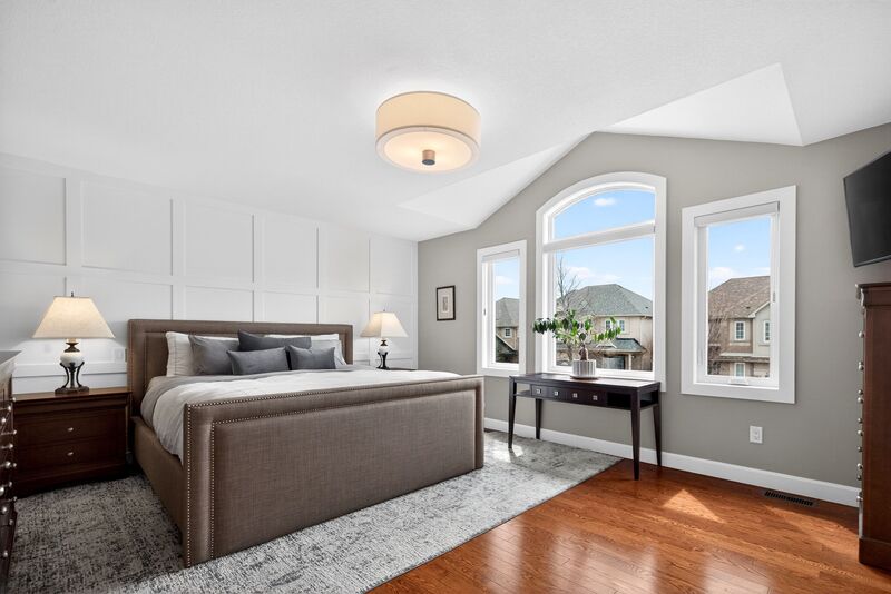 STUNNING LARGE FAMILY HOME IN OAKVILLE!