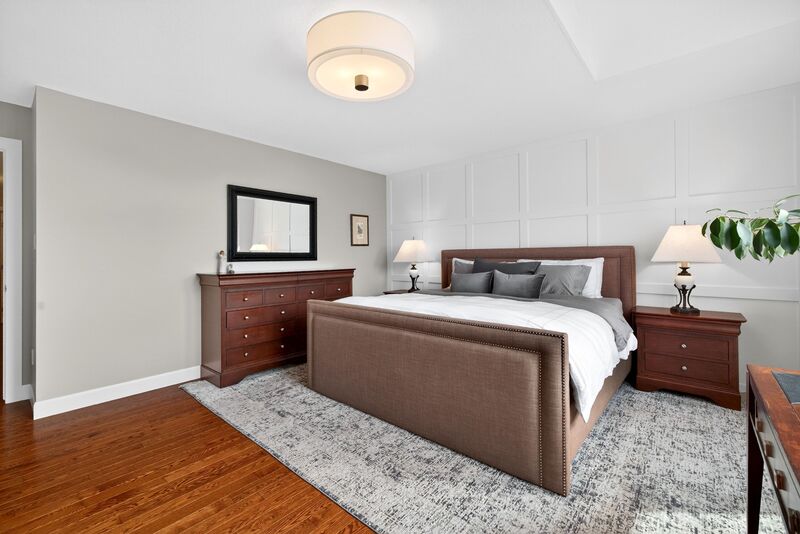 STUNNING LARGE FAMILY HOME IN OAKVILLE!