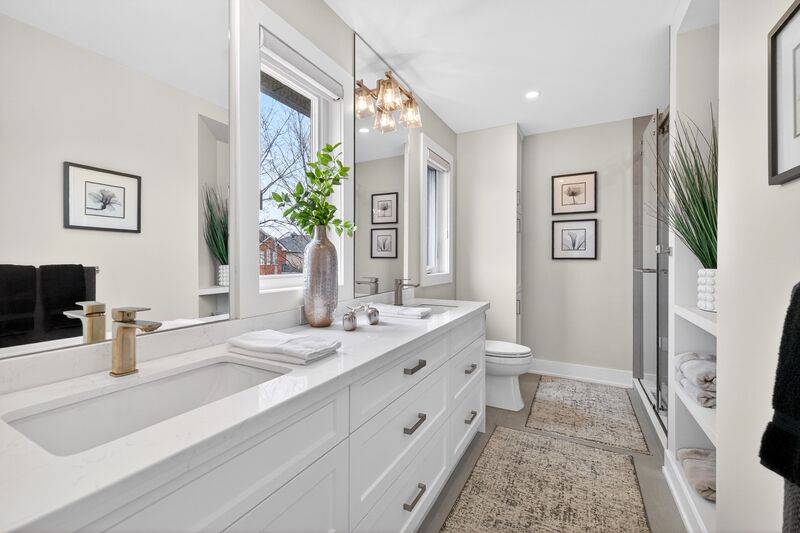 STUNNING LARGE FAMILY HOME IN OAKVILLE!