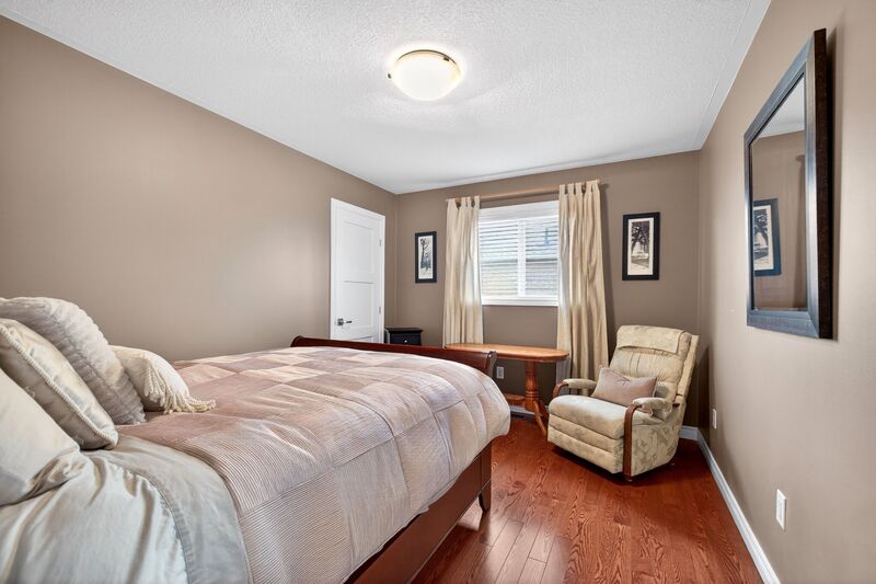 STUNNING LARGE FAMILY HOME IN OAKVILLE!