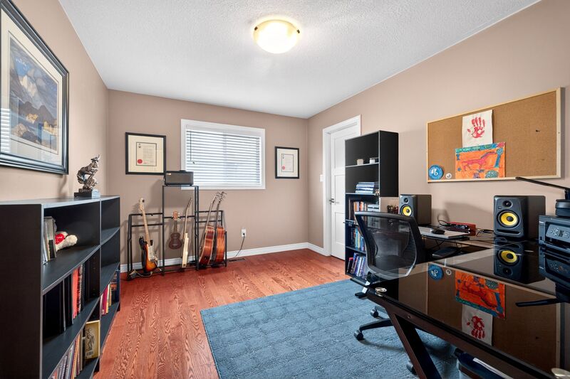 STUNNING LARGE FAMILY HOME IN OAKVILLE!