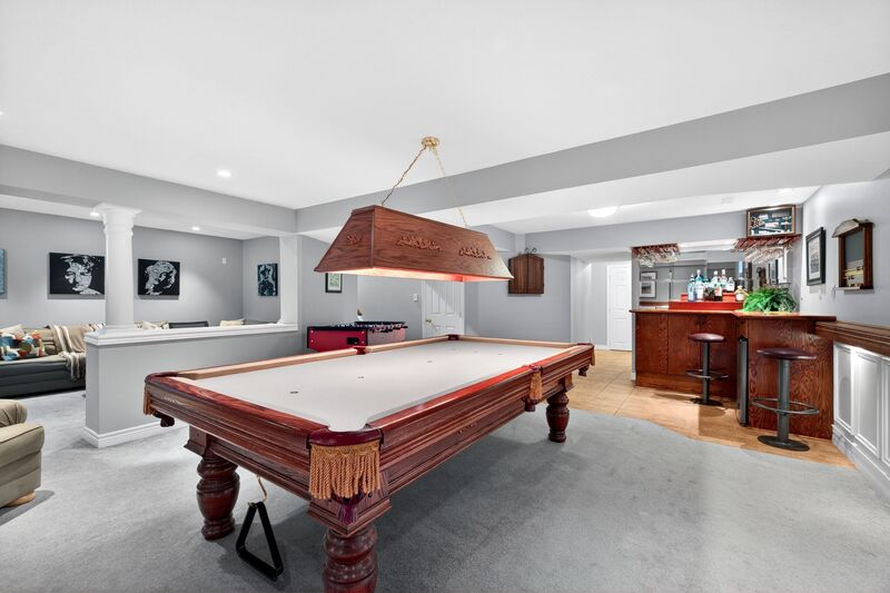 STUNNING LARGE FAMILY HOME IN OAKVILLE!