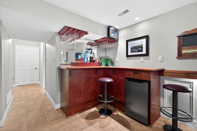 STUNNING LARGE FAMILY HOME IN OAKVILLE!