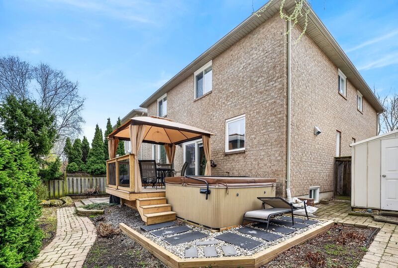 STUNNING LARGE FAMILY HOME IN OAKVILLE!