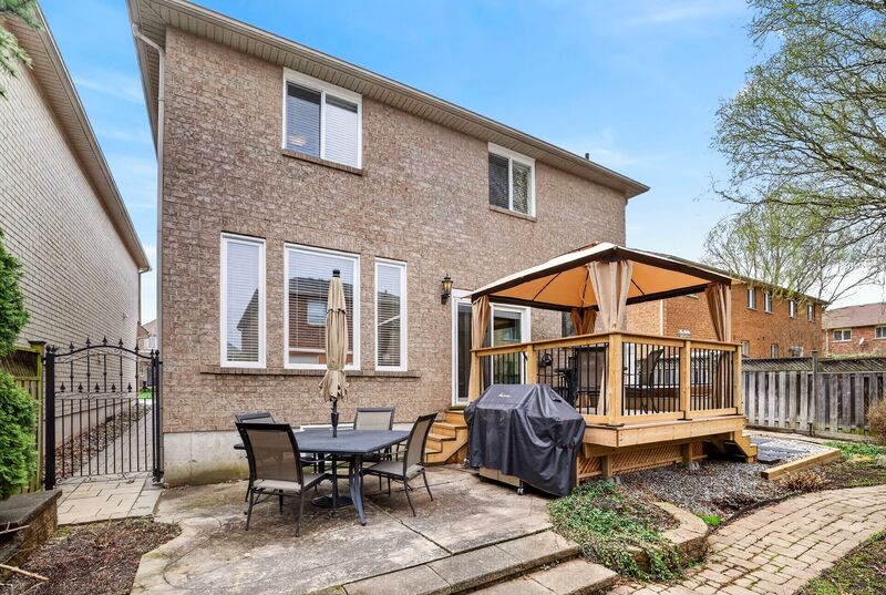 STUNNING LARGE FAMILY HOME IN OAKVILLE!