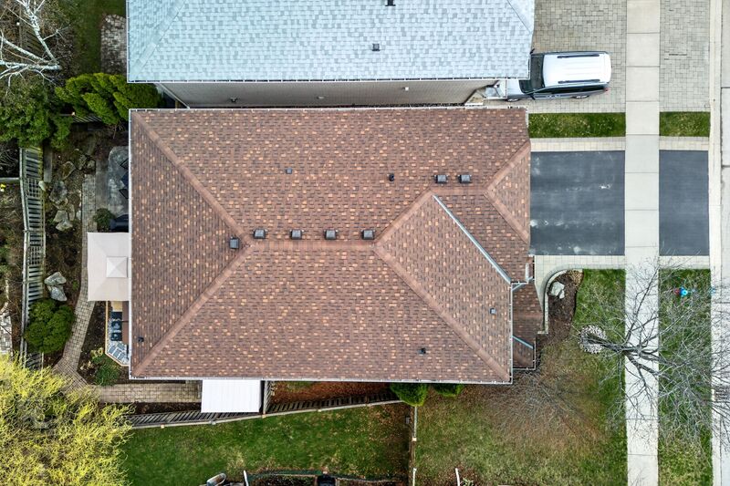 STUNNING LARGE FAMILY HOME IN OAKVILLE!