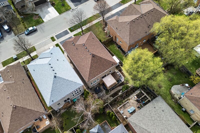 STUNNING LARGE FAMILY HOME IN OAKVILLE!