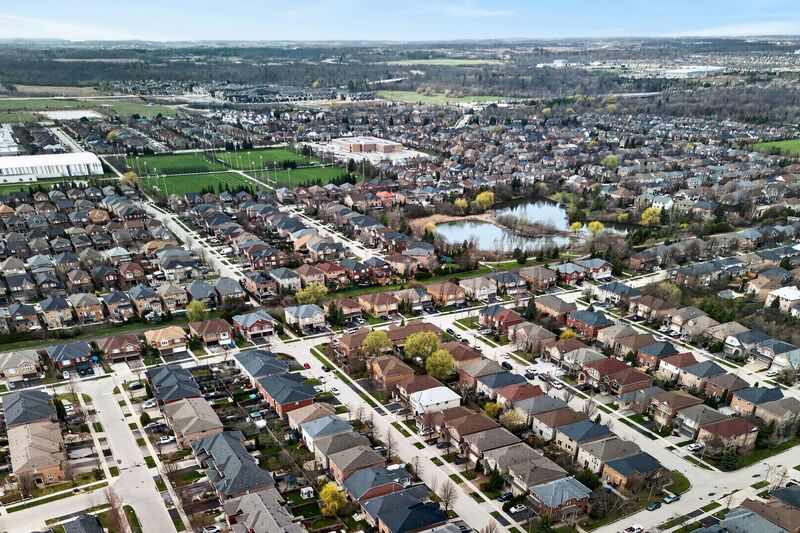 STUNNING LARGE FAMILY HOME IN OAKVILLE!