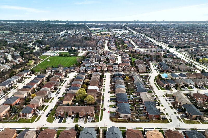 STUNNING LARGE FAMILY HOME IN OAKVILLE!