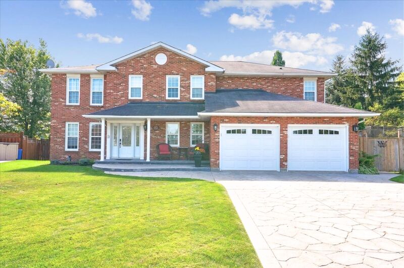 FANTASTIC FAMILY HOME WITH POOL IN SMITHVILLE!