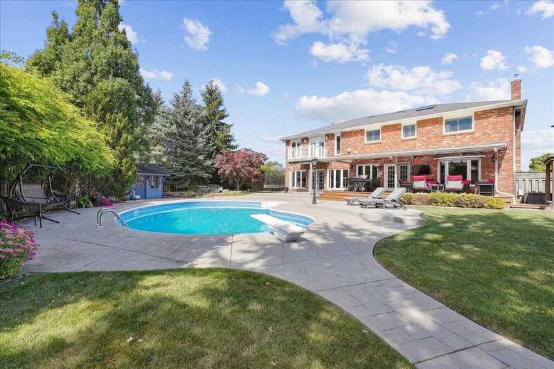 FANTASTIC FAMILY HOME WITH POOL IN SMITHVILLE!