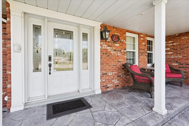 FANTASTIC FAMILY HOME WITH POOL IN SMITHVILLE!