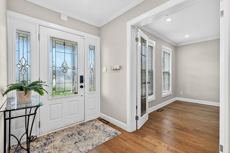 FANTASTIC FAMILY HOME WITH POOL IN SMITHVILLE!