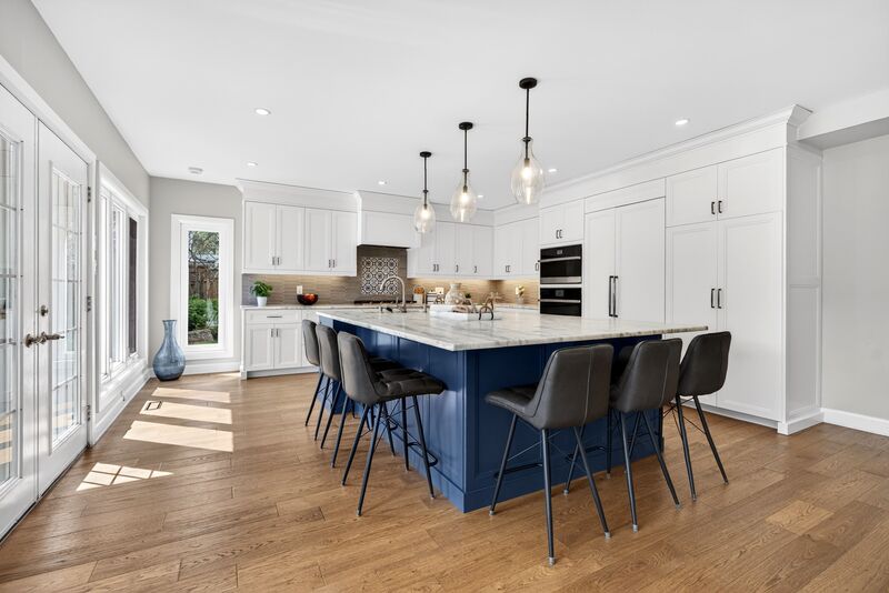 FANTASTIC FAMILY HOME WITH POOL IN SMITHVILLE!